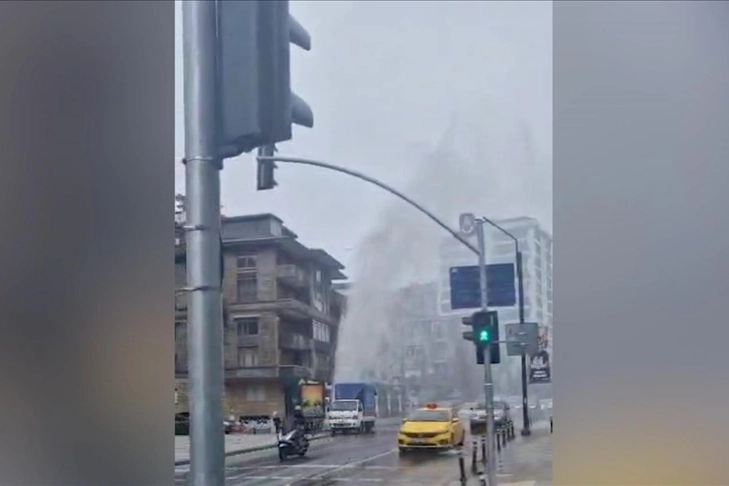 Kadıköy’de boru patladı: Çıkan su metrelerce yükseldi