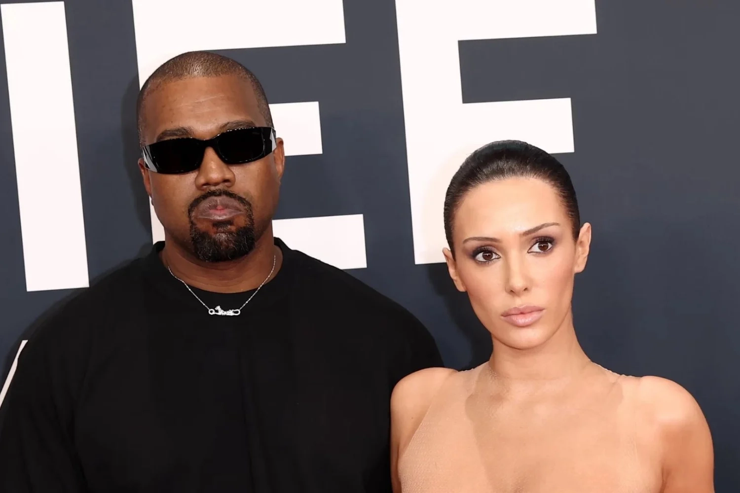 Kıyafetiyle gündem oldu: Kanye West ve Bianca Censori neden kırmızı halıdan kovuldu?