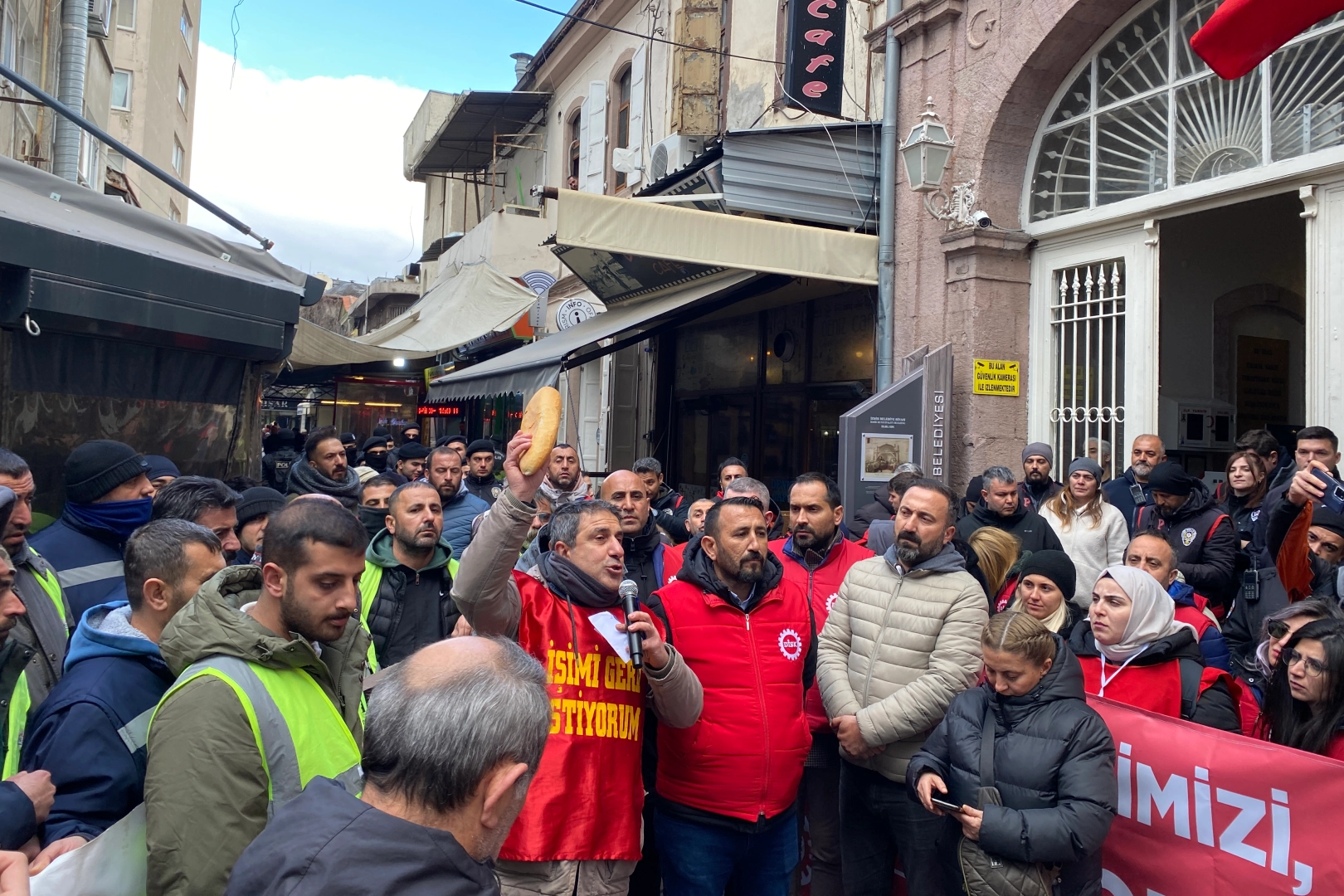 İzmir’de kriz büyüyor: Taşeron İşçiler Egemenlik Binası’nda eylemlerine devam ediyor