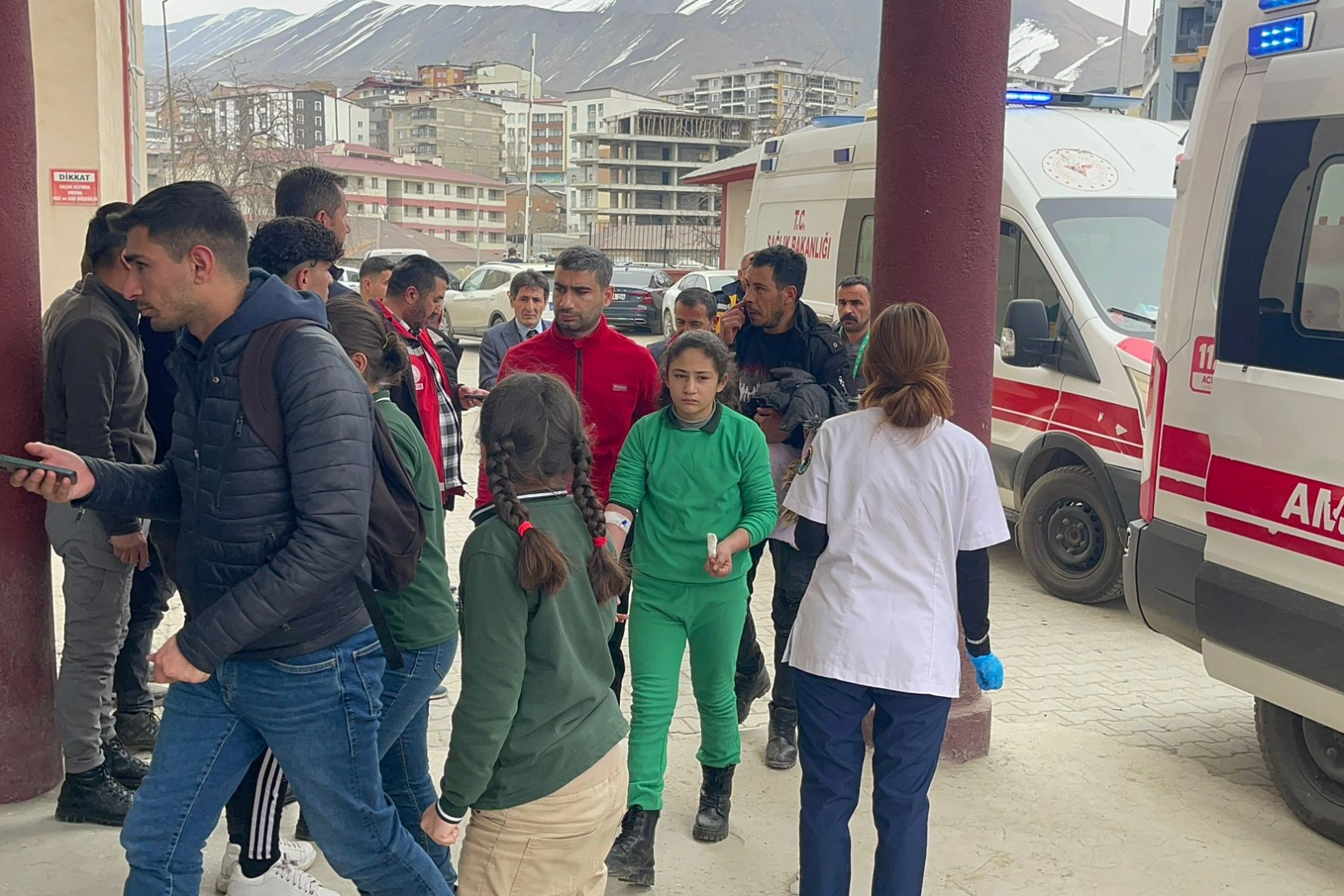 Okulda gıda zehirlenmesi: 34 öğrenci hastaneye kaldırıldı!