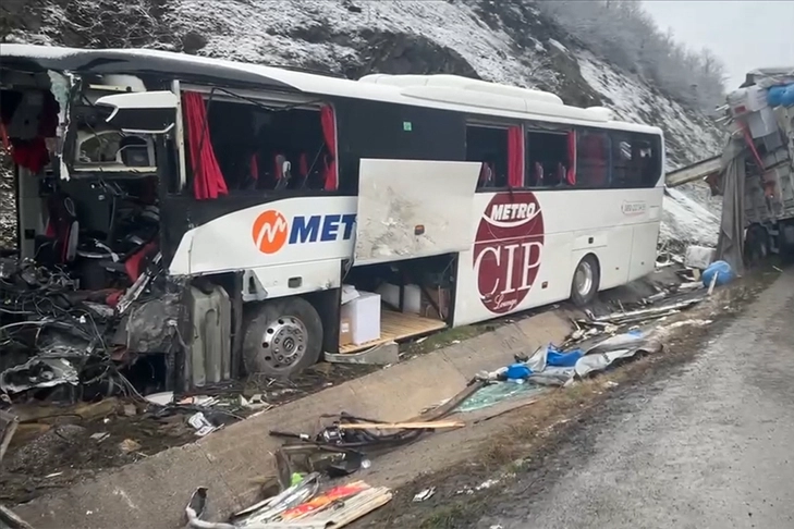 Yolcu otobüsü park halindeki kamyona çarptı: Sürücü öldü, çok sayıda yaralı