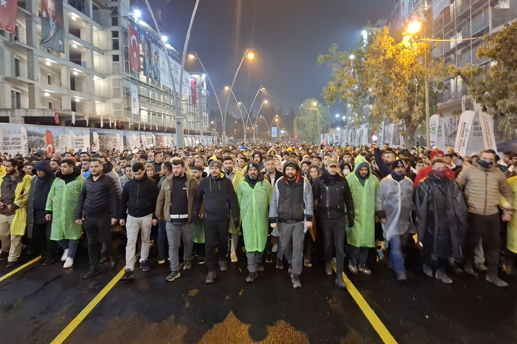 Depremin vurduğu Hatay'da 'sessiz' yürüyüş: Yakınlarını kaybedenler gözyaşlarına boğuldu