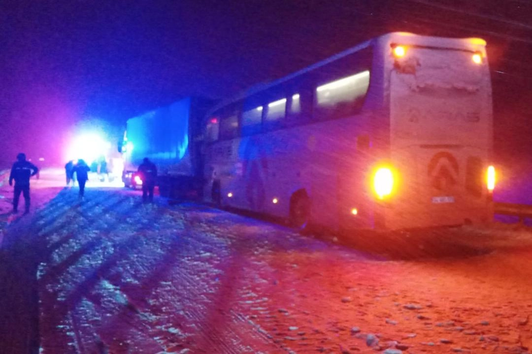 Sivas Gölova'da otobüs tıra çarptı: Çok sayıda yaralı var