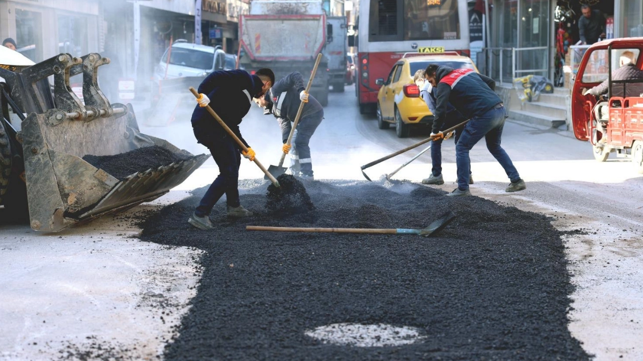 Bayraklı’nın sokakları yenileniyor: Asfalt ve bakım çalışmaları devam ediyor