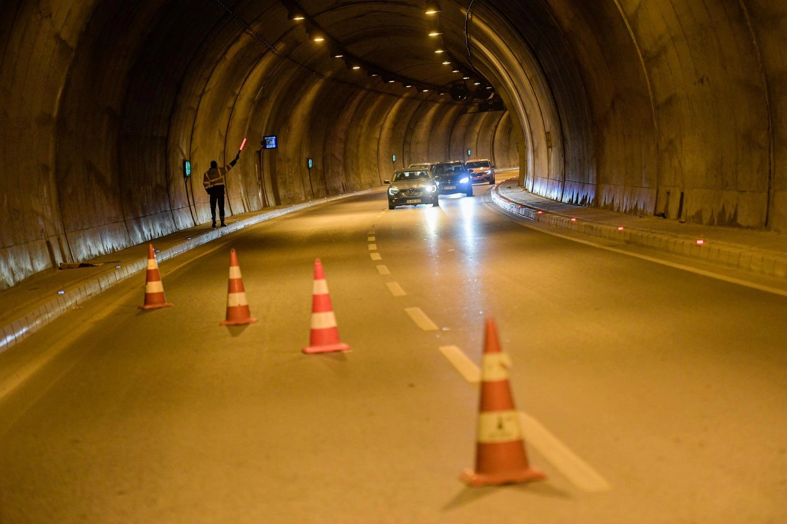 Büyükşehir ekipleri güvenli yolculuk için sahada: Konak Tüneli’nde denetim mesaisi