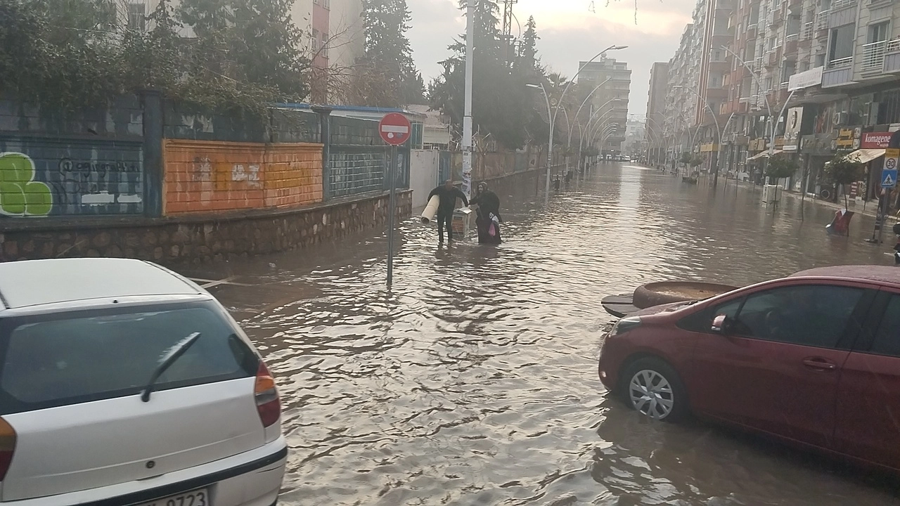 Mardin’de sağanak etkisi: Sokaklar göle döndü