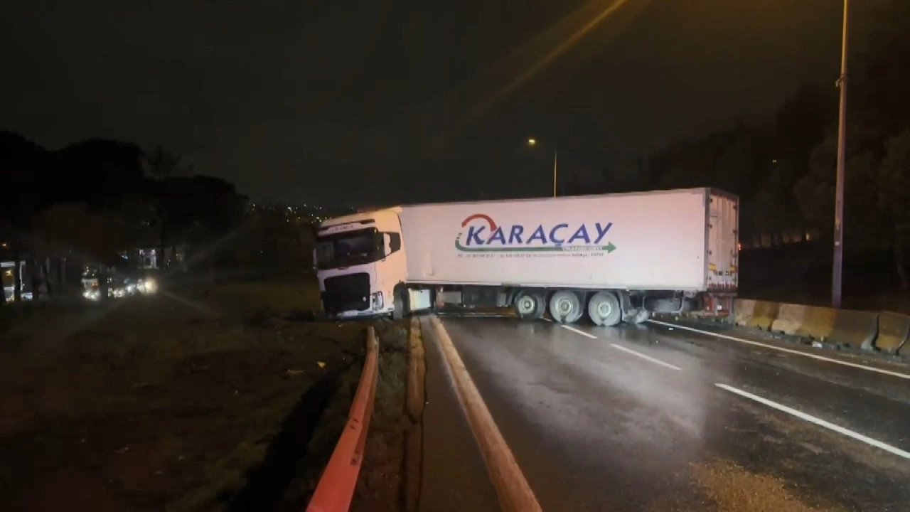 TIR makasladı: D- 100 kara yolu trafiğe kapandı