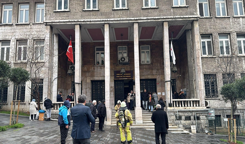 Beyoğlu Vergi Dairesi’nde yangın paniği