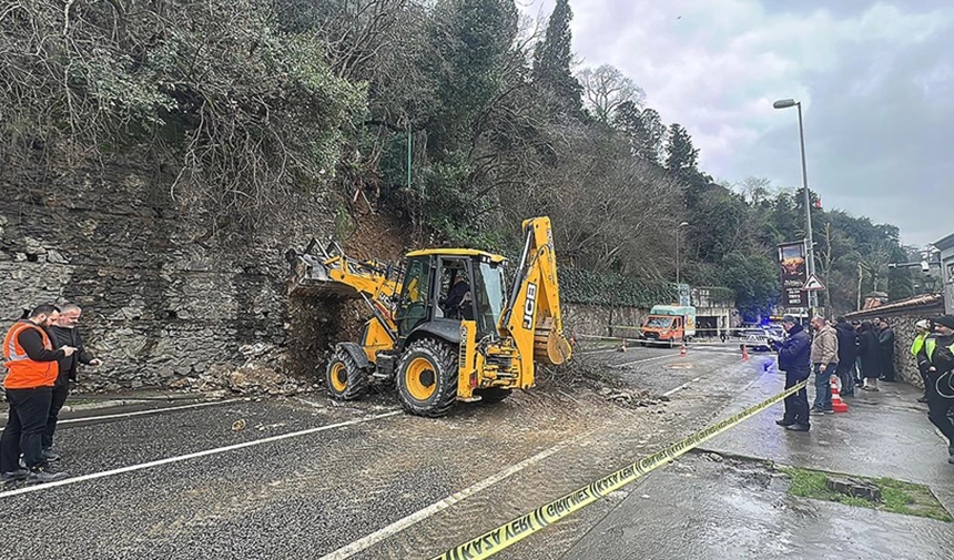 Üsküdar'da istinat duvarı çöktü: Yol trafiğe kapatıldı