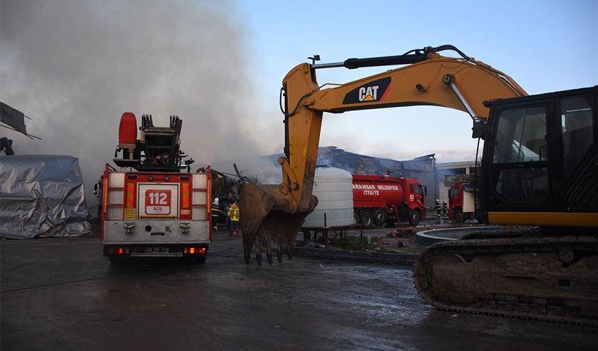 Afyonkarahisar’da yangın: Orman ürünleri fabrikasında başladı, pet fabrikasına sıçradı