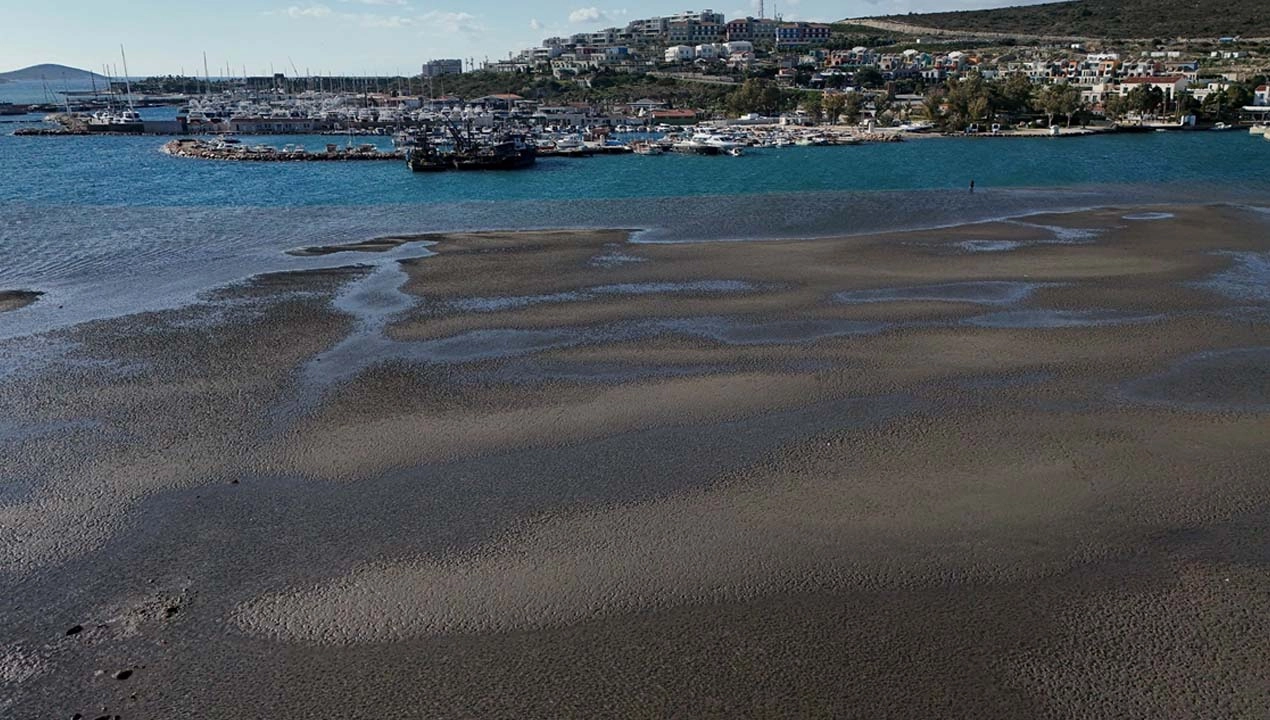 Çeşme'de korkutan görüntü: Deniz 300 metre çekildi