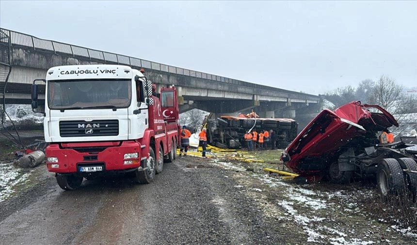 Düzce’de ölümlü kaza: Kar küreme aracı ile tır köprüden devrildi