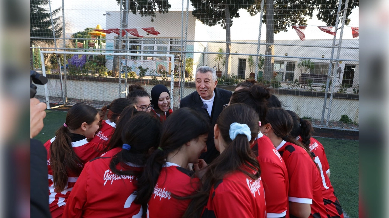 Güzelbahçe Kız Futbol Takımı’nda antrenmanlar başladı: İlk düdüğü Başkan Günay çaldı