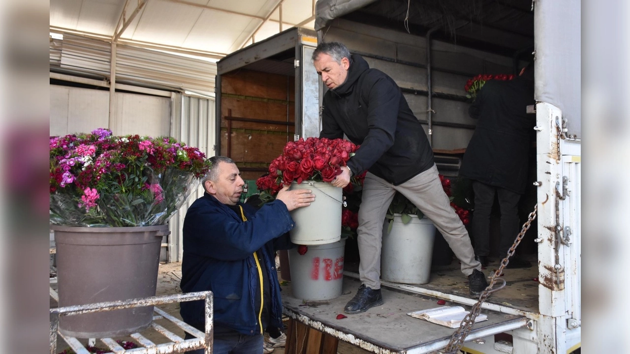 İzmir'deki çiçekçilerde Sevgililer Günü yoğunluğu