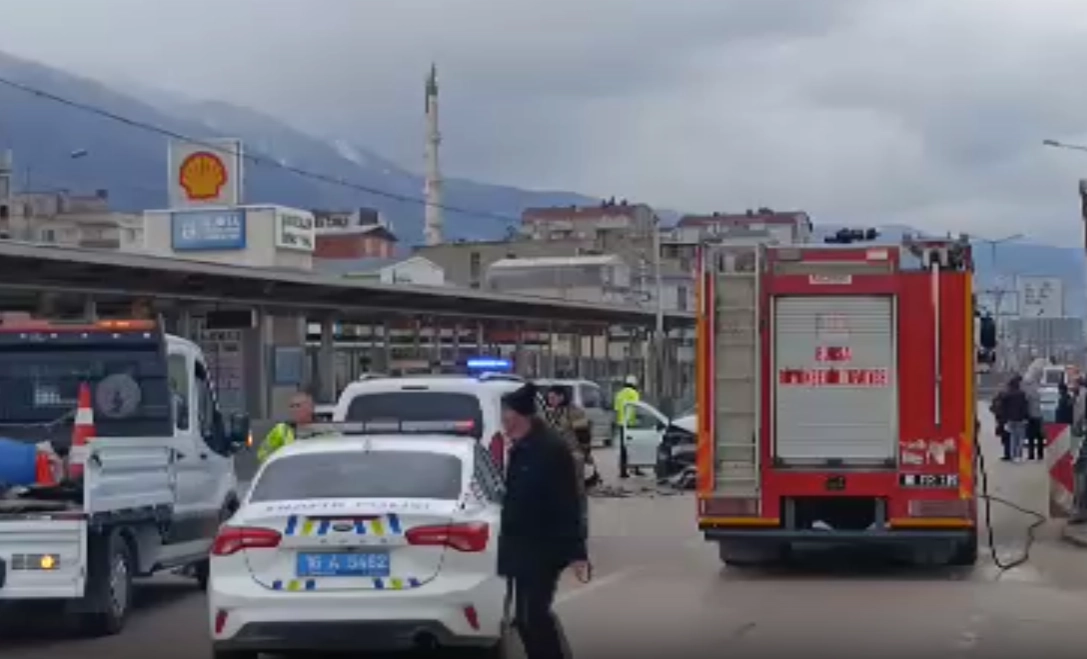 Metro duvarına çarpan sürücü hayatını kaybetti