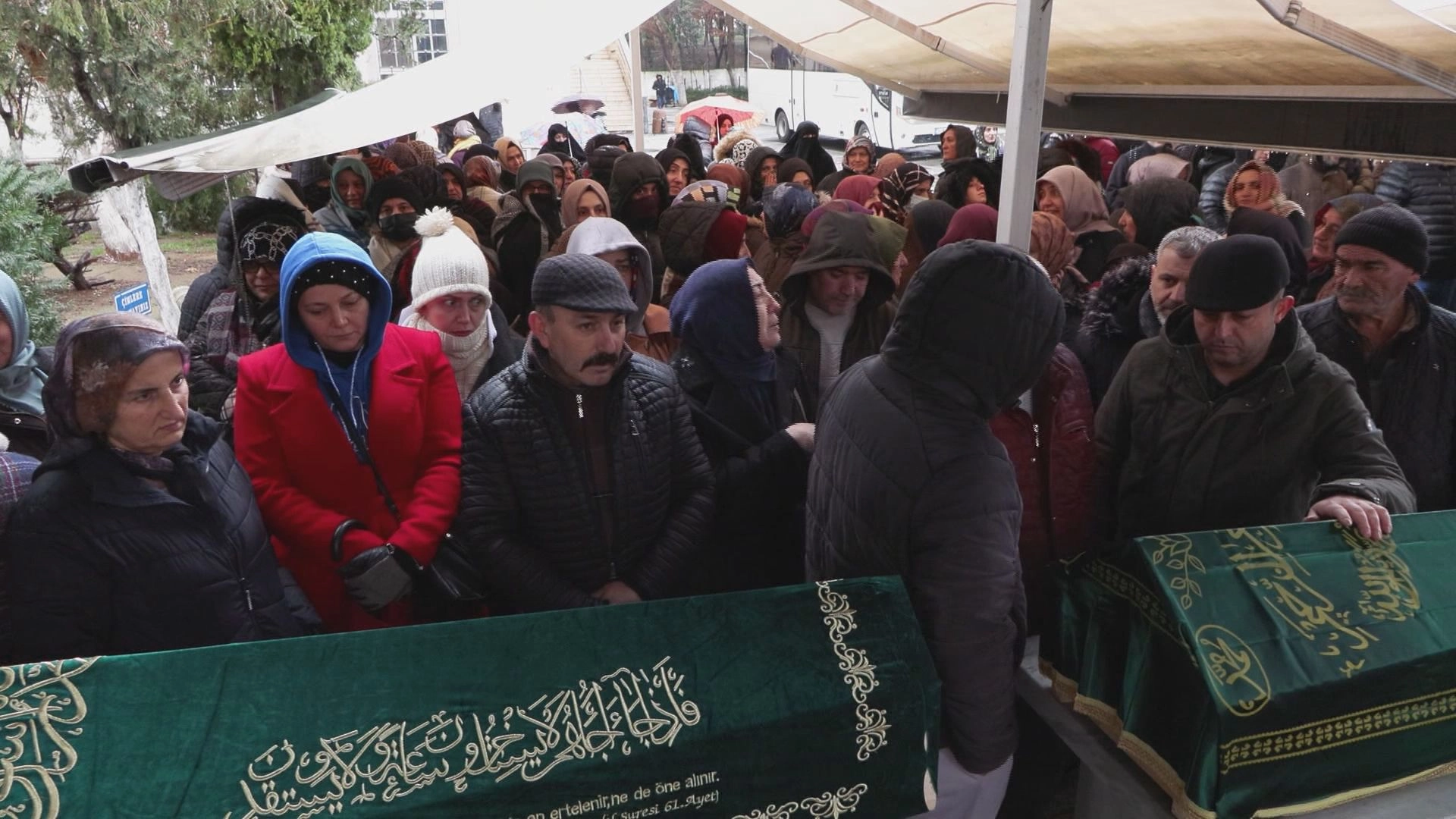 Cinnet geçiren anne iki çocuğunu öldürmüştü: Çocuklar toprağa verildi!