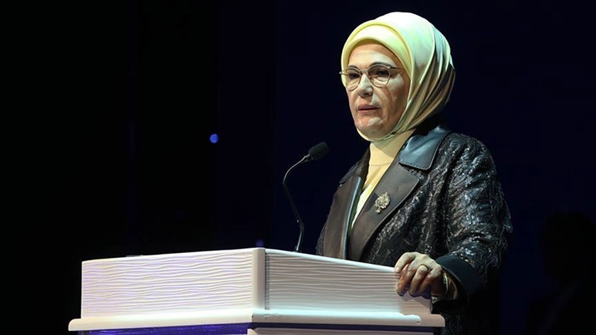 Emine Erdoğan'dan Türk bilim insanlarının Antarktika'da mikroplastik tespitine ilişkin paylaşım