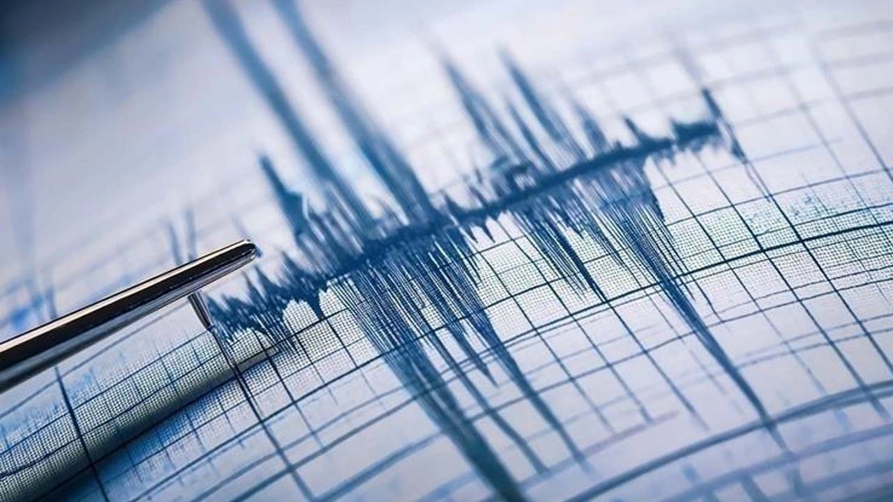 Uzmanlar uyardı: Santorini Adası’nda artan depremler volkanik riskleri tetikliyor