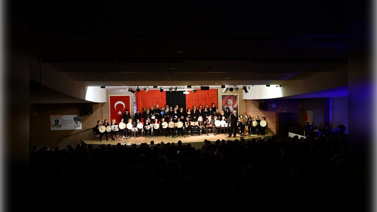 Çiğlili sanatseverler Rebetiko Korosu konserinde buluştu