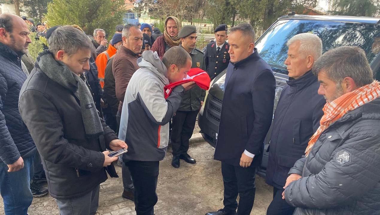 İzmir'de hayatını kaybeden Kıbrıs gazisi son yolculuğuna uğurlandı