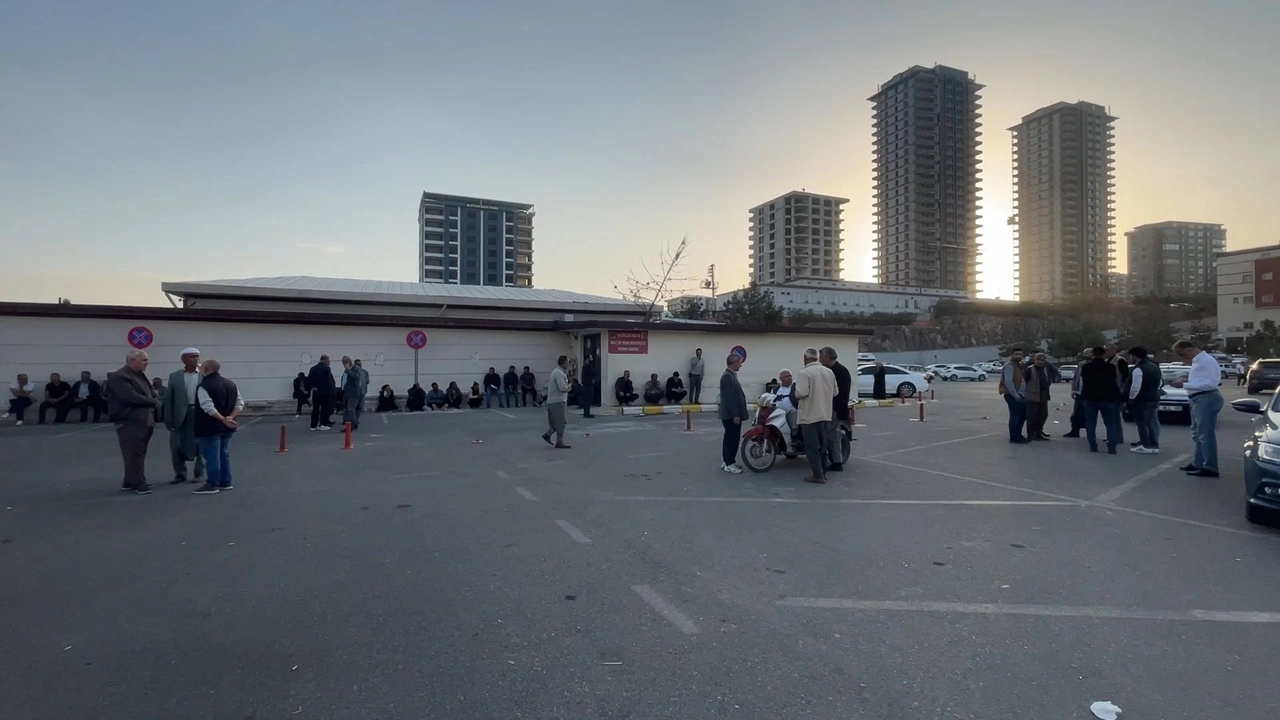 Şanlıurfa’da feci kaza: Elektrik direğinin altında kalan işçi hayatını kaybetti