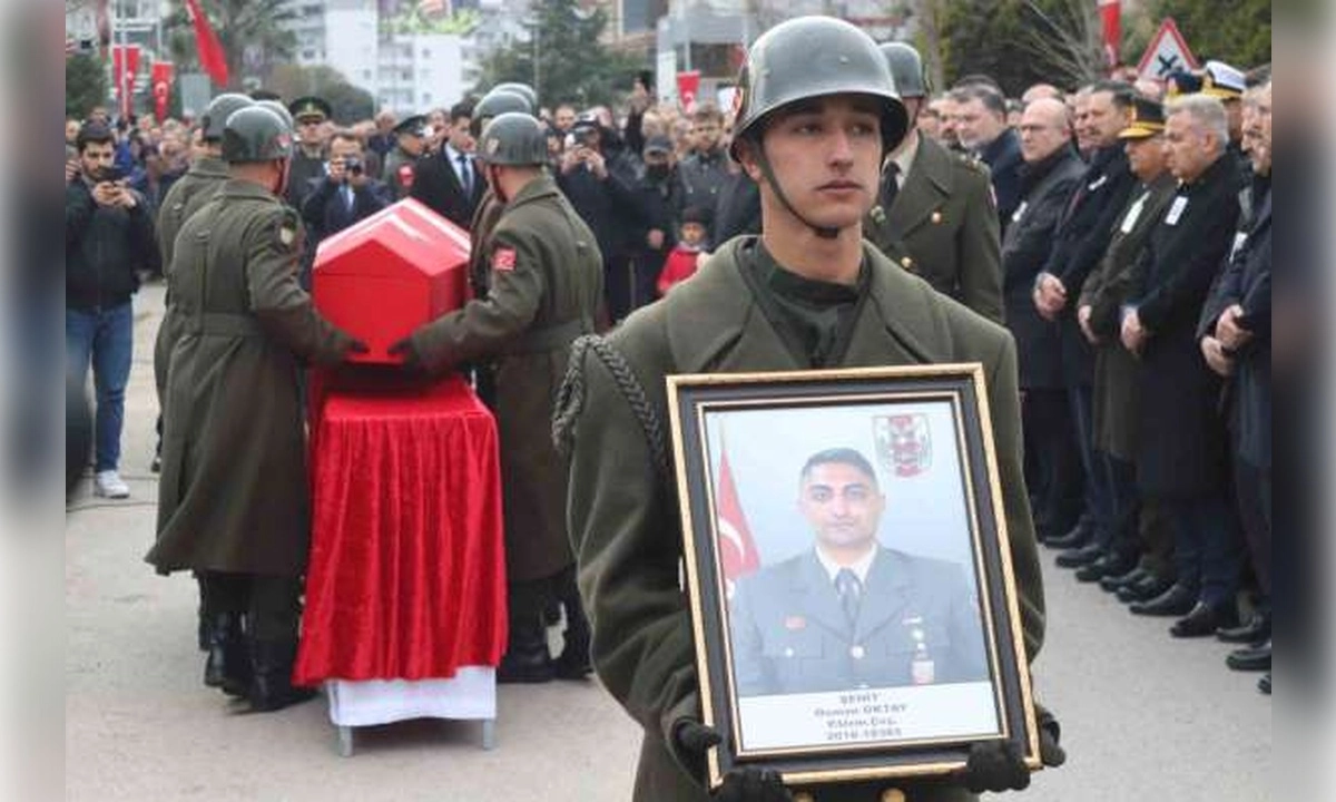 Şehit Uzman Çavuş İzmir'de son yolculuğuna uğurlandı