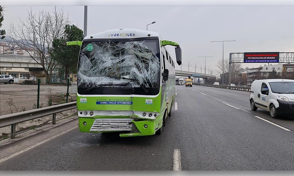 Sürücüsü fenalaşan otobüsü yolcu durdurdu!