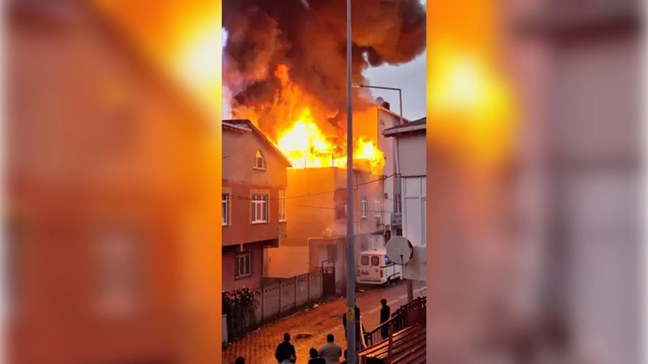 Bina çatısında çıkan yangın bitişikteki binaya sıçradı: 1 kişi hastanelik oldu