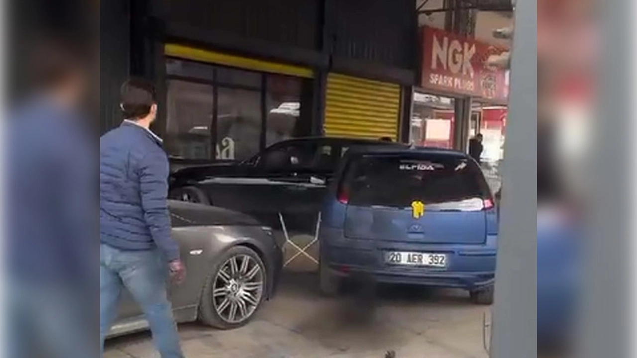 Boşanma aşamasındaki eşiyle tartıştı: Park halindeki otomobillere çarptı