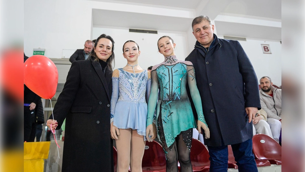 İzmirlilerden ‘Haydi Buza Sevdiğinle Gel’ etkinliğine büyük ilgi