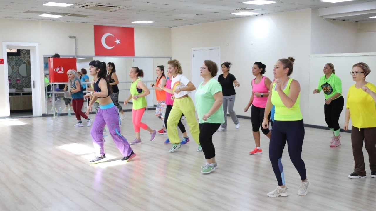 Bayraklı’da kadınların zumba heyecanı