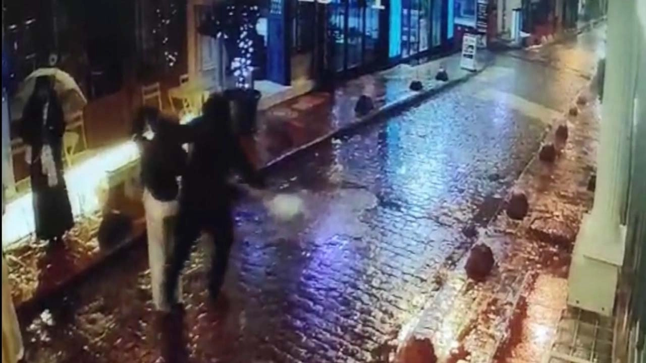 Taksim’de kapkaç: Turist kadın hırsızı kovalamaya çalıştı