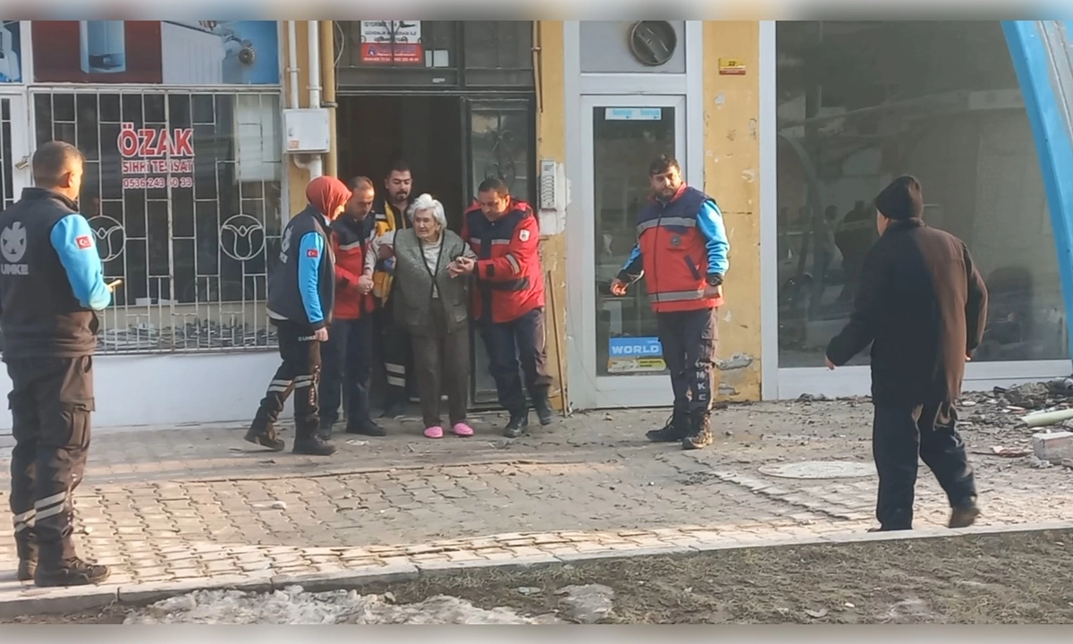 Yıkımı yapılan bina, yanındaki apartmana zarar verdi