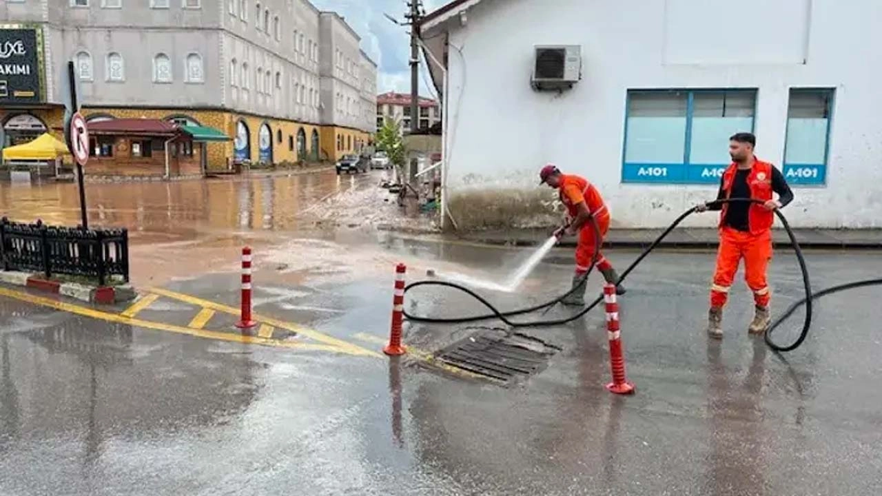 Bartın’da sel suları çekiliyor temizlik devam ediyor