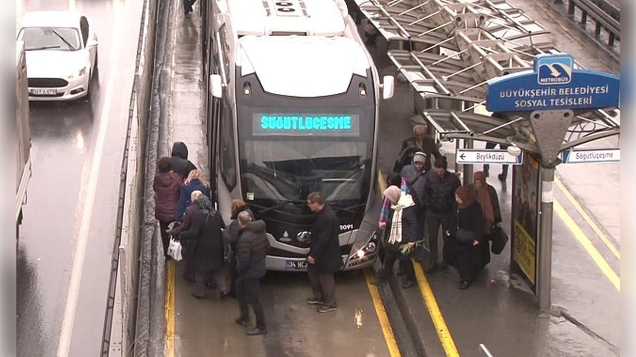 İstanbul'da feci metrobüs kazası!