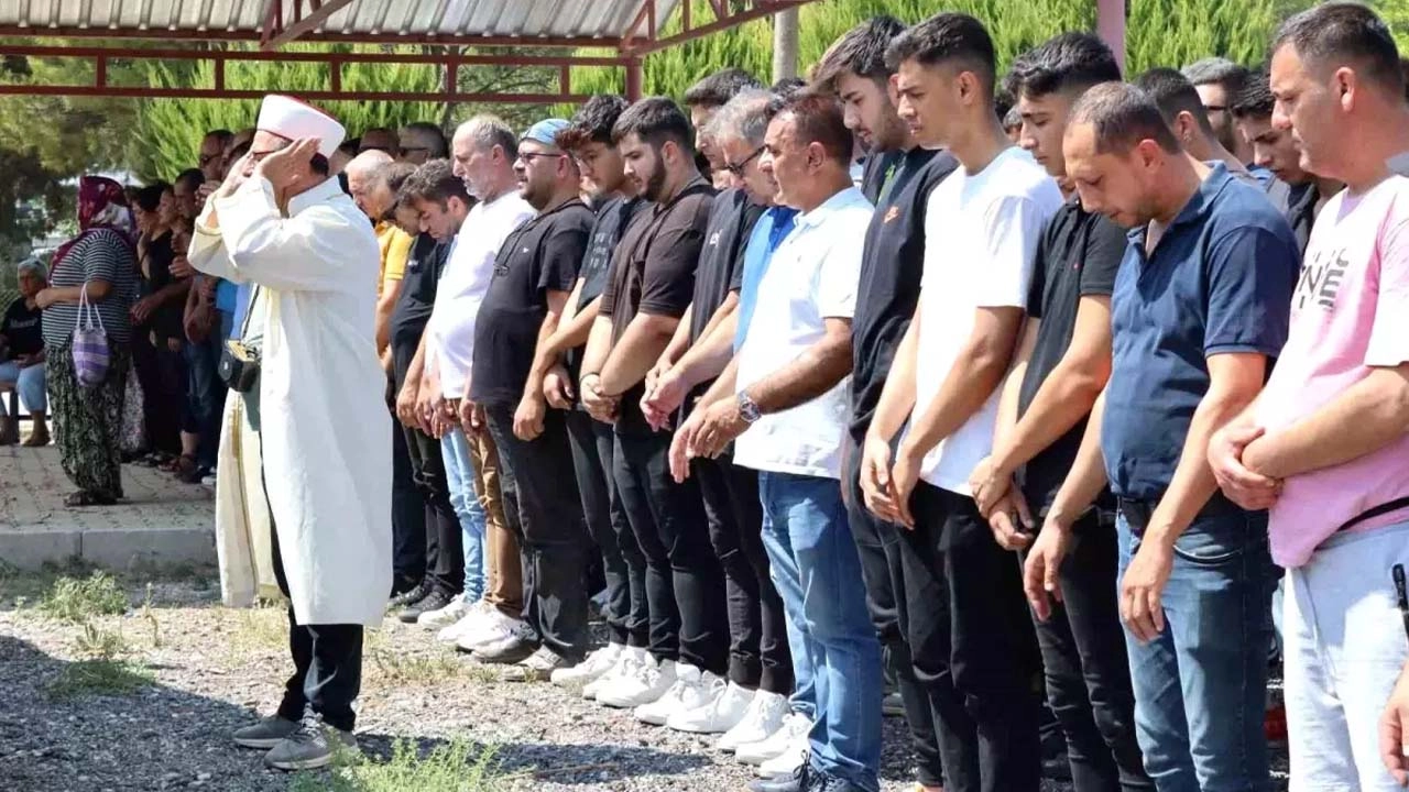 Katliam gibi kazada ölen 5 kişi İzmir’de son yolculuğuna uğurlandı haberinin görseli