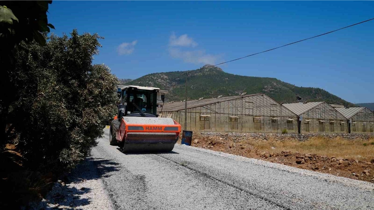 Mersin'de bir yılda 65 bin ton sıcak asfalt çalışması