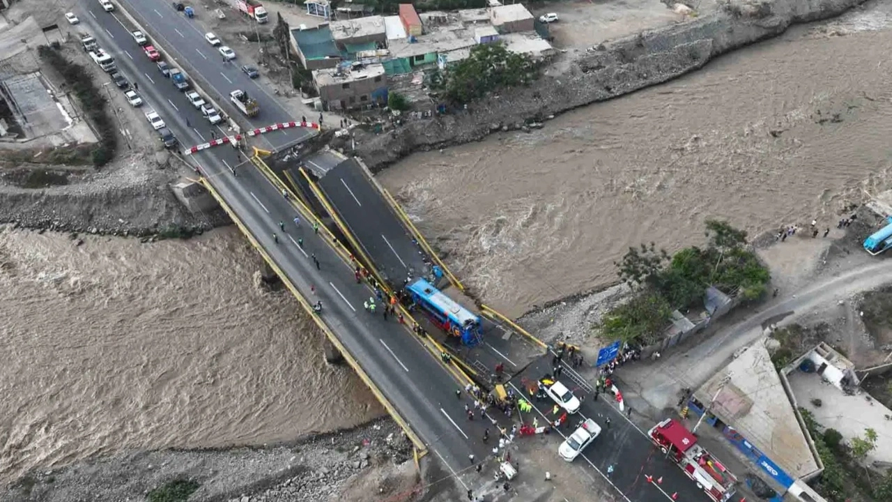 Peru’da yolcu otobüsü nehre düştü: Çok sayıda ölü var haberinin görseli