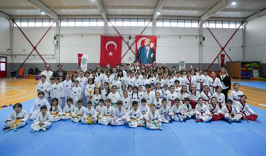 Gaziemir’de 100 taekwondocu kuşak atladı