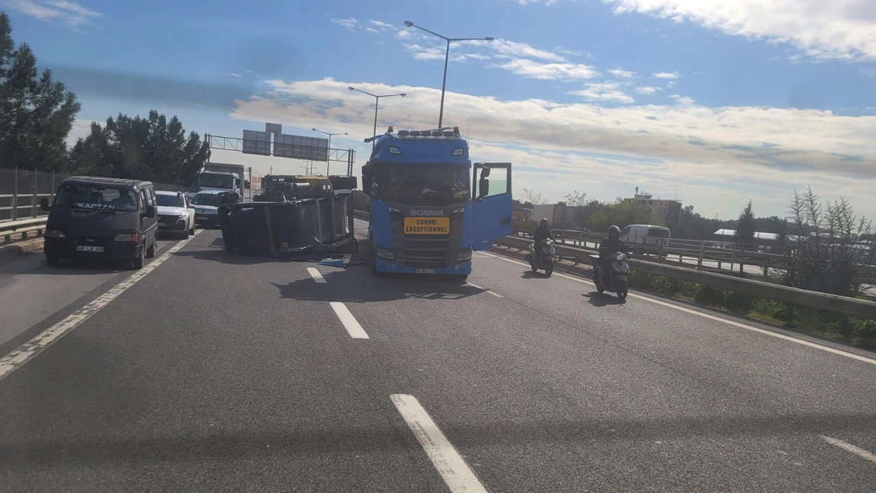 İzmir'de tırın yükü devrildi: Ulaşım tek şeride indi