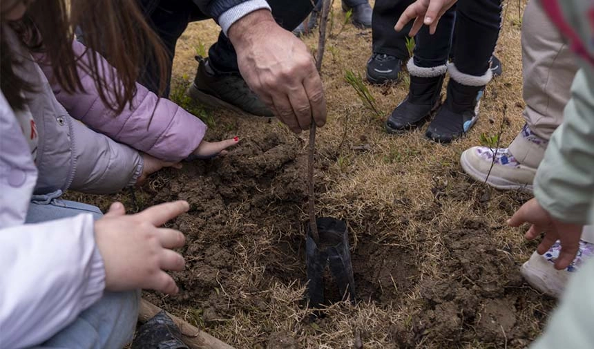 Karşıyaka Belediyesi’nden çevreci adım: Minikler için fidan dikme etkinliği düzenlendi