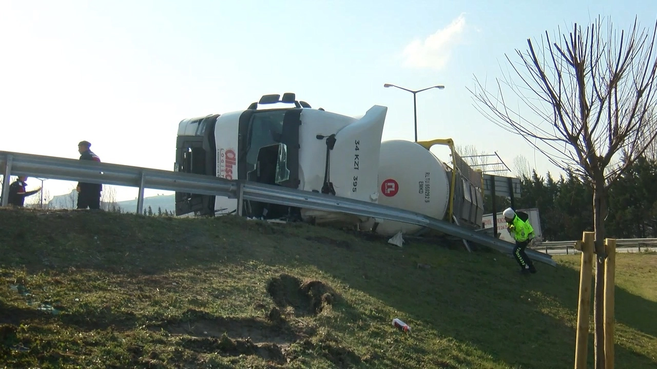 TEM’de tanker devrildi: Şoför tankerin içinde sıkıştı