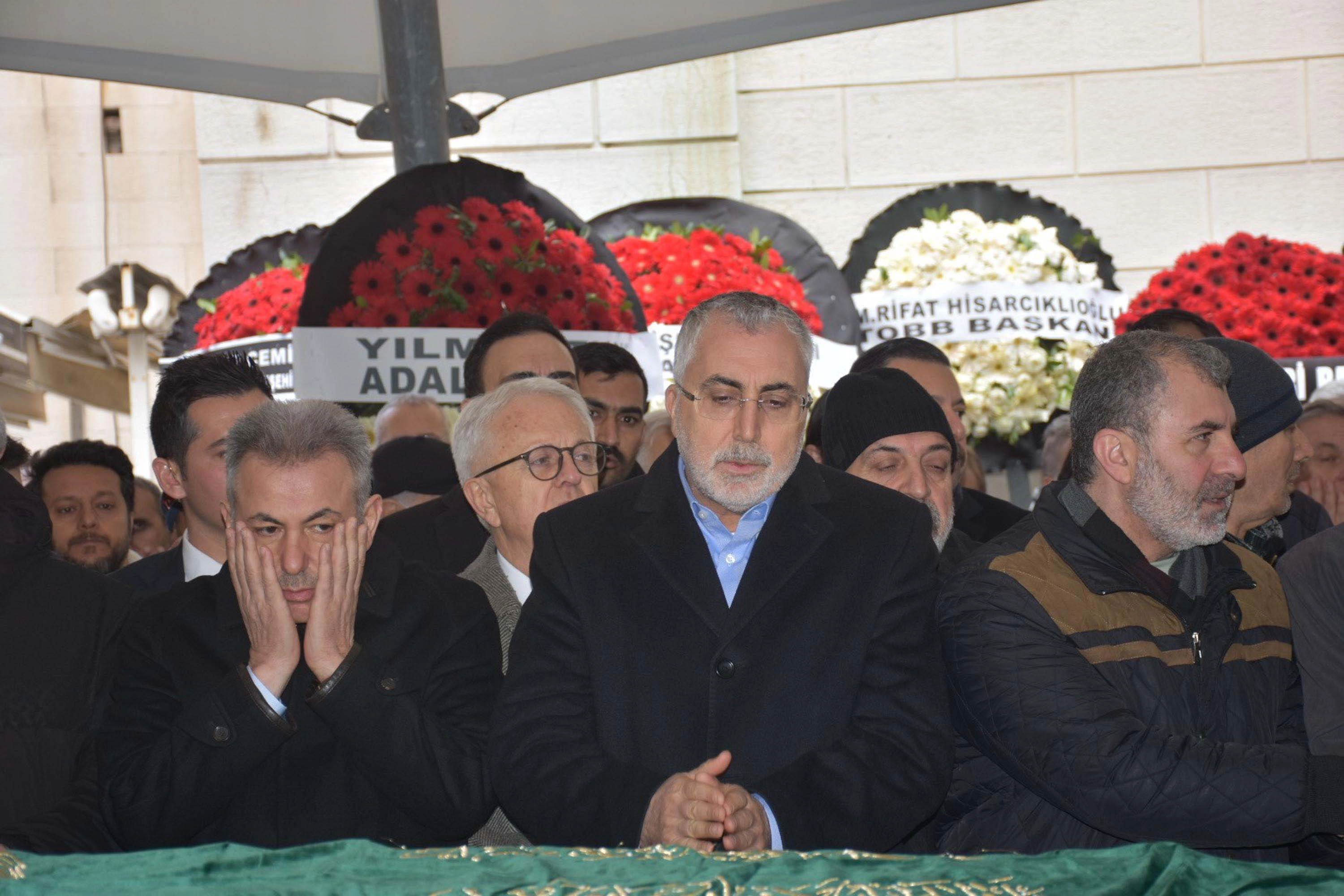 Bakan Işıkhan ablasını son yolculuğuna uğurladı