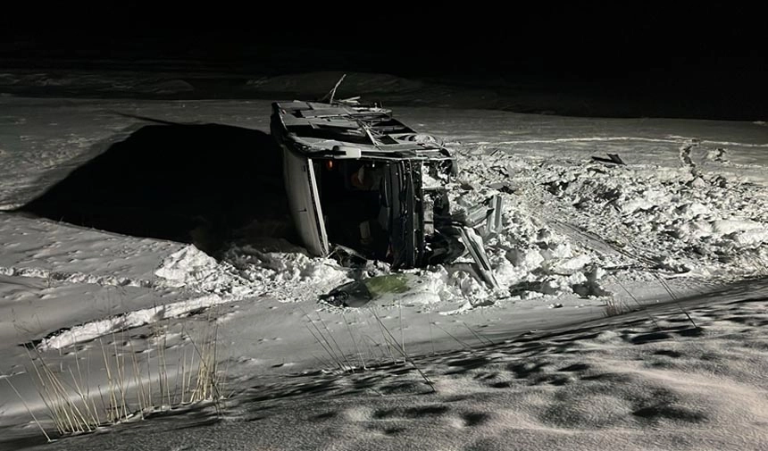 Buzlanmanın etkisiyle yolcu otobüsü devrildi: 37 kişi yaralandı!