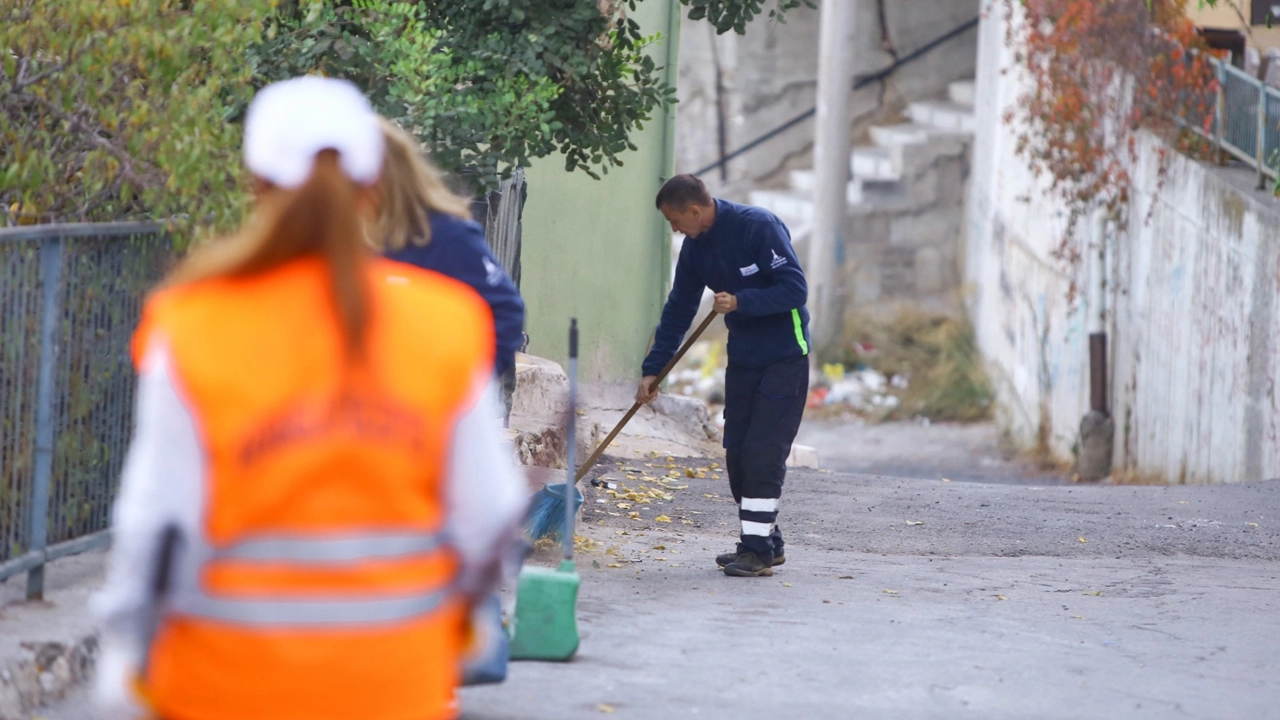 Karabağlar’da temizlik seferberliği devam ediyor