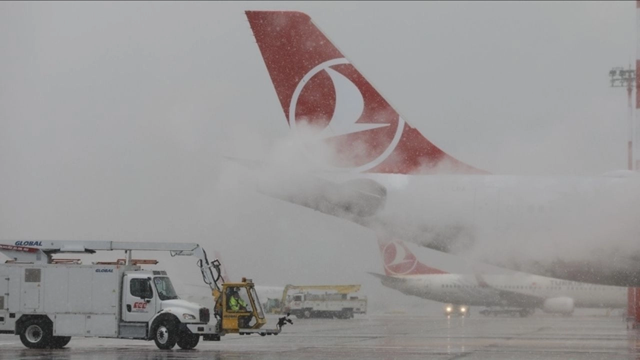 İstanbul’daki kar yağışı nedeniyle THY uçuşları iptal edildi