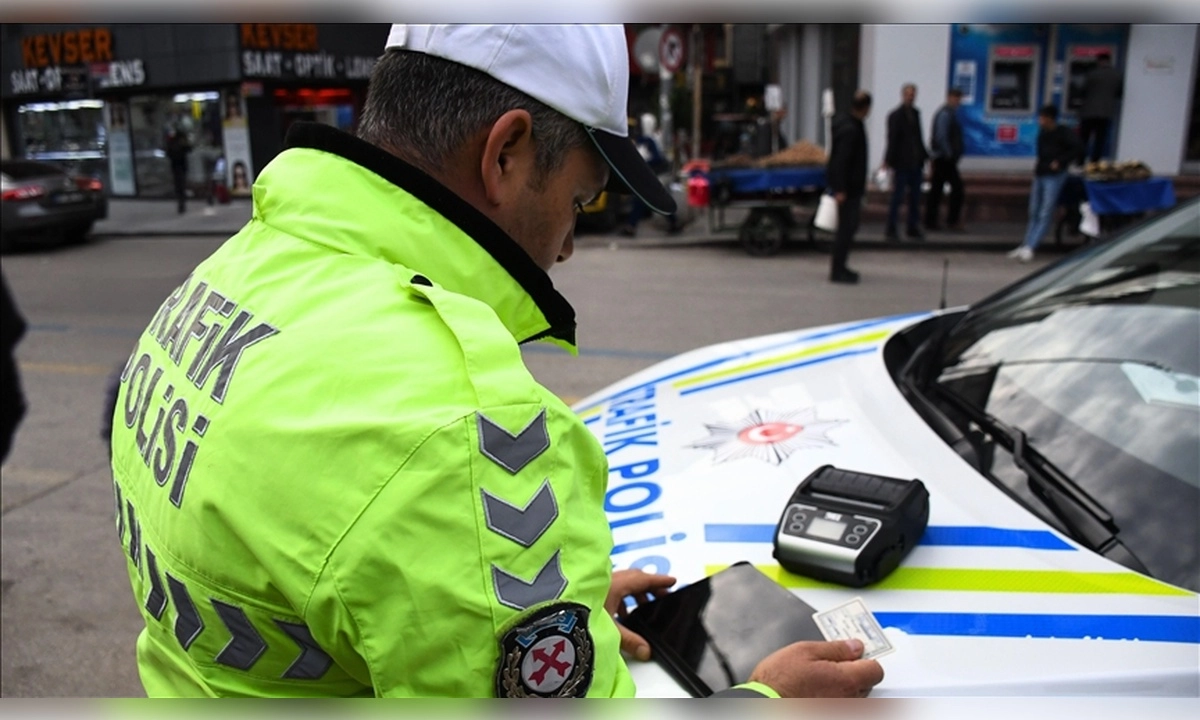 Trafik ekipleri yeni yılda hız ihlalinden 850 bin işlem yaptı