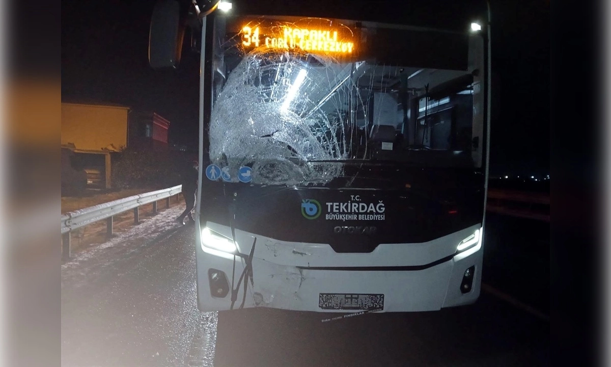 Belediye otobüsünün çarptığı motosikletli öldü