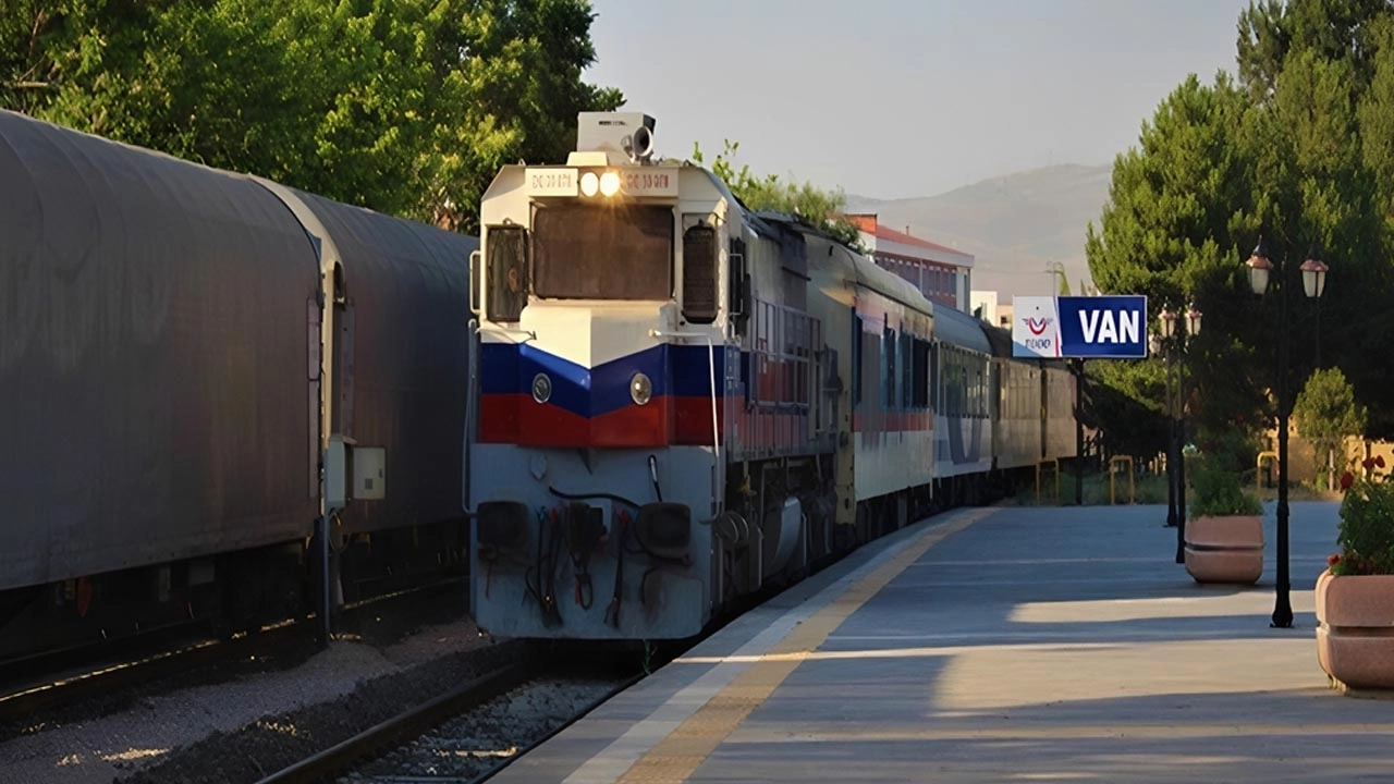 Tahran-Van yolcu treni, seferlerine yeniden başlıyor