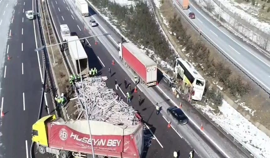 Halı taşıyan TIR, yolcu otobüsüne çarptı